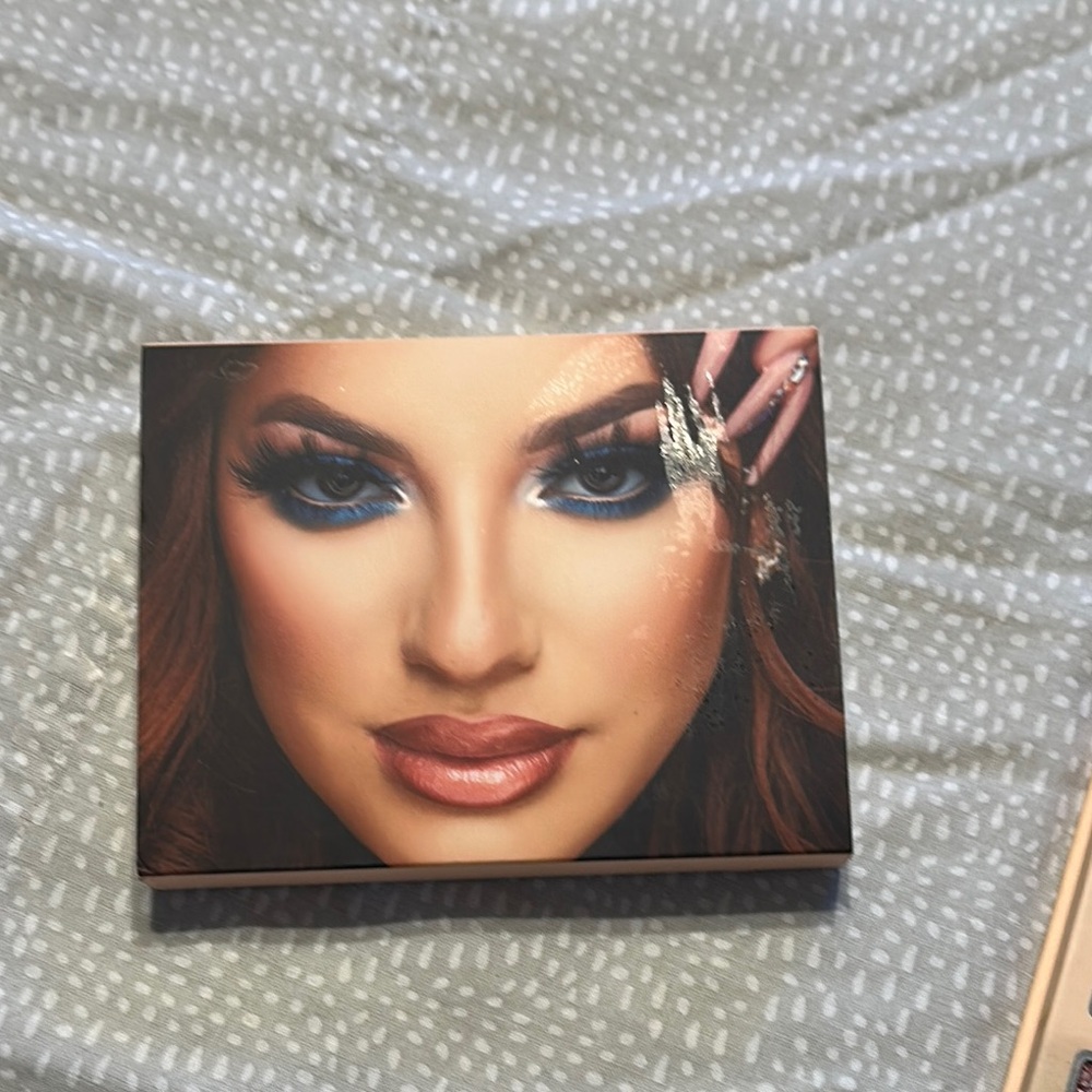 Beauty Creations Eyeshadow Palette - Vibrant Shades - Picture 7 of 10